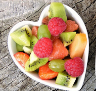 fruits dans une coupe en forme de coeur