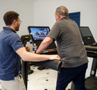 homme sur tapis pour réadaptation à l'effort