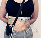 femme avec appareil holter electrocardiogramme